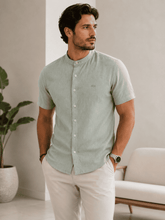 Camisa De Mangas Curtas Com Gola Padre Em Linho