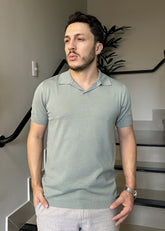 Polo em Tricot Gola V