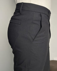 Calça Com Bolsos E Passantes No Cós