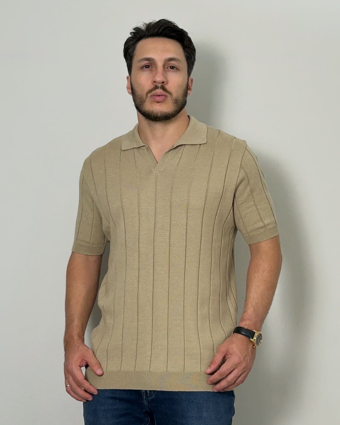 Polo em Tricot Texturizado Gola V