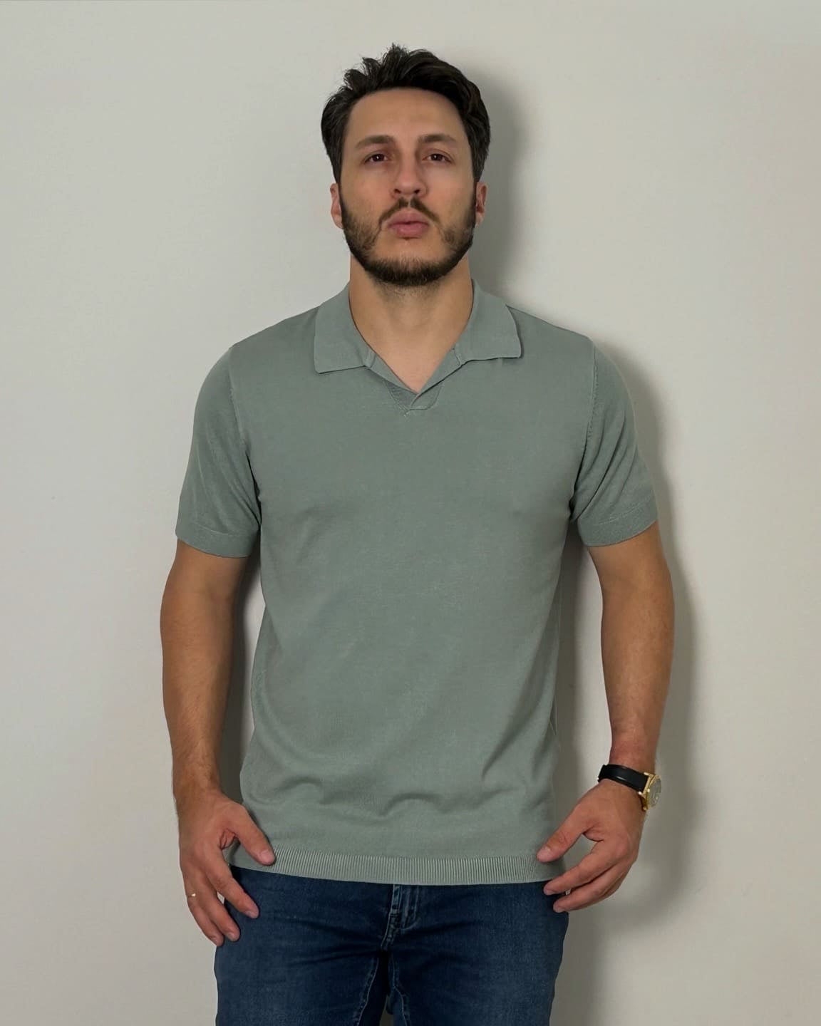 Polo em Tricot Gola V