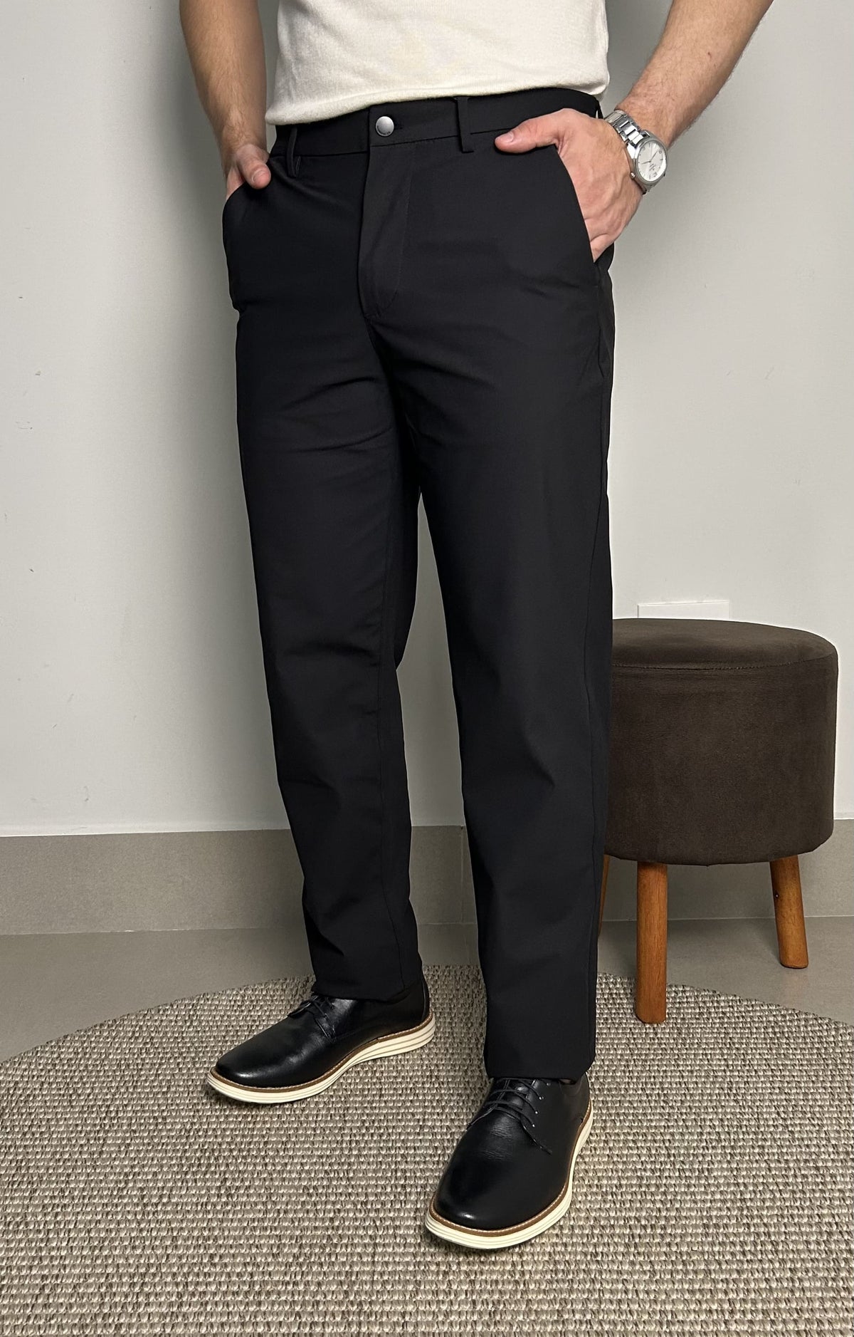 Calça Com Bolsos E Passantes No Cós